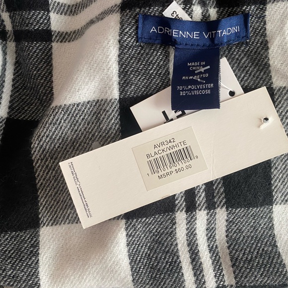 ADRIENNE VITTADINI black and white plaid wrap - Picture 4 of 5